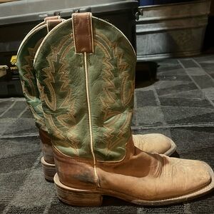 Size 7.5 Justin square toe boots